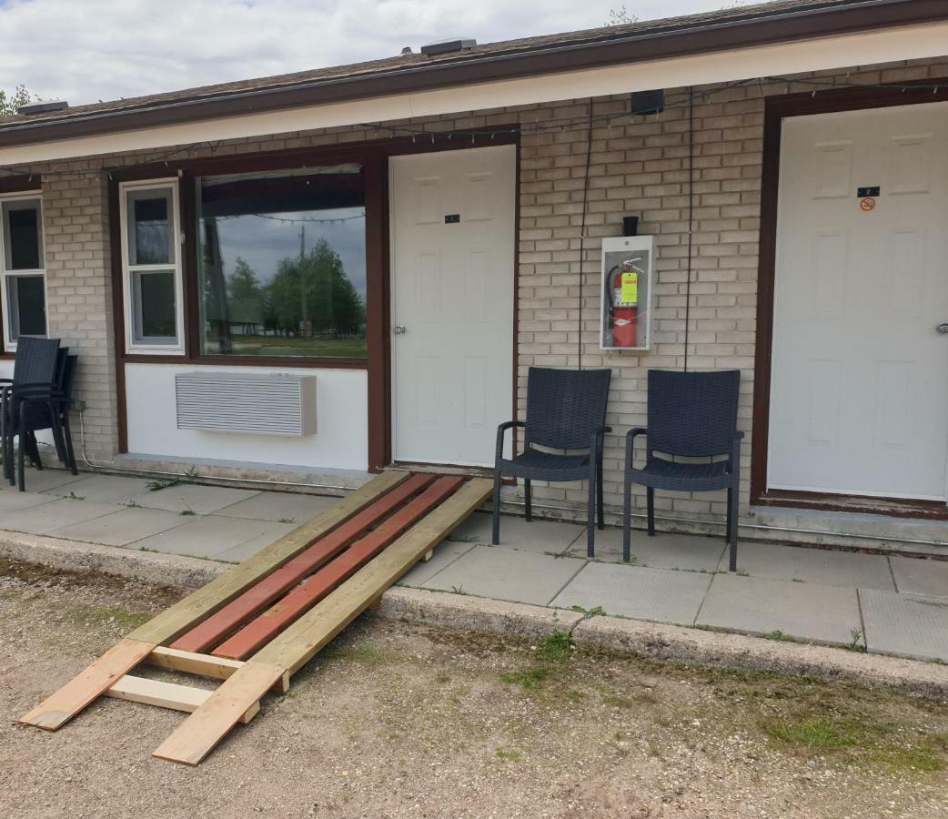 Pinawa Motel Exterior photo